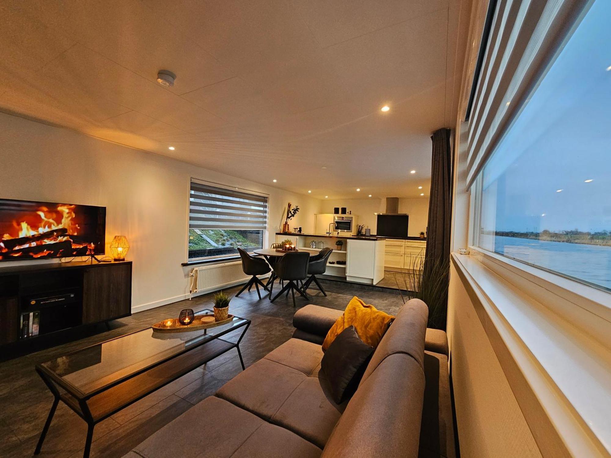 Luxe Woonboot In De Natuur Evt Met Console Bootje! Leeuwarden Exterior foto